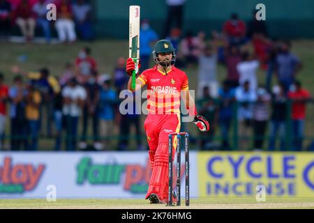 Sikandar Raza, du Zimbabwe, célèbre après avoir atteint leur demi-siècle lors d'un match entre le Sri Lanka et le Zimbabwe 2022 Banque D'Images