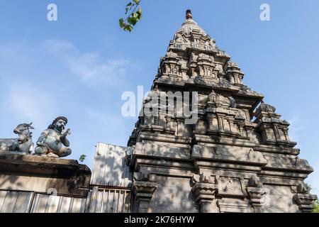 Extérieur en pierre sculptée du temple Sri Kaileswaram, dédié à Lord Shiva et Ganesha, le plus ancien temple hindou de Colombo au Sri Lanka Banque D'Images