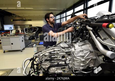 ©PHOTOPQR/L'EST REPUBLICAIN ; CONSTRUCTEUR AUTOMOBILE - BUGATTI - LUXE - SPORT - INNOVATIONS TECHNIQUES - USINE D'ASSEMBLAGE - MOTEUR - BAS RHIN - ALSACE. Molsheim 15 novembre 2018. Usine d'assemblage de la Bugatti Chiron à Molsheim. Bugatti est un constructeur automobile français filiale du groupe allemand Volkswagen AG. Fondée en 1909 par le constructeur franco-italien Ettore Bugatti. PHOTO Alexandre MARCHI. - Molsheim, France, novembre 15t 2018 - usine de Bugatti Banque D'Images