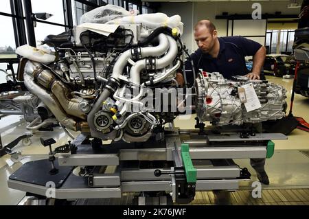 ©PHOTOPQR/L'EST REPUBLICAIN ; CONSTRUCTEUR AUTOMOBILE - BUGATTI - LUXE - SPORT - INNOVATIONS TECHNIQUES - USINE D'ASSEMBLAGE - MOTEUR - BAS RHIN - ALSACE. Molsheim 15 novembre 2018. Usine d'assemblage de la Bugatti Chiron à Molsheim. Bugatti est un constructeur automobile français filiale du groupe allemand Volkswagen AG. Fondée en 1909 par le constructeur franco-italien Ettore Bugatti. PHOTO Alexandre MARCHI. - Molsheim, France, novembre 15t 2018 - usine de Bugatti Banque D'Images