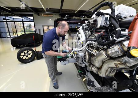 ©PHOTOPQR/L'EST REPUBLICAIN ; CONSTRUCTEUR AUTOMOBILE - BUGATTI - LUXE - SPORT - INNOVATIONS TECHNIQUES - USINE D'ASSEMBLAGE - MOTEUR - BAS RHIN - ALSACE. Molsheim 15 novembre 2018. Usine d'assemblage de la Bugatti Chiron à Molsheim. Bugatti est un constructeur automobile français filiale du groupe allemand Volkswagen AG. Fondée en 1909 par le constructeur franco-italien Ettore Bugatti. PHOTO Alexandre MARCHI. - Molsheim, France, novembre 15t 2018 - usine de Bugatti Banque D'Images