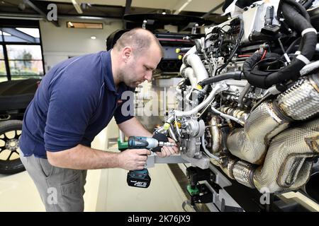 ©PHOTOPQR/L'EST REPUBLICAIN ; CONSTRUCTEUR AUTOMOBILE - BUGATTI - LUXE - SPORT - INNOVATIONS TECHNIQUES - USINE D'ASSEMBLAGE - MOTEUR - BAS RHIN - ALSACE. Molsheim 15 novembre 2018. Usine d'assemblage de la Bugatti Chiron à Molsheim. Bugatti est un constructeur automobile français filiale du groupe allemand Volkswagen AG. Fondée en 1909 par le constructeur franco-italien Ettore Bugatti. PHOTO Alexandre MARCHI. - Molsheim, France, novembre 15t 2018 - usine de Bugatti Banque D'Images