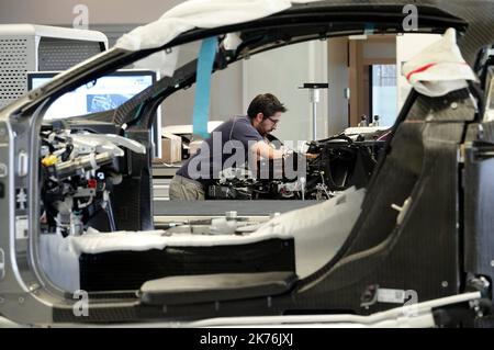 ©PHOTOPQR/L'EST REPUBLICAIN ; CONSTRUCTEUR AUTOMOBILE - BUGATTI - LUXE - SPORT - INNOVATIONS TECHNIQUES - USINE D'ASSEMBLAGE - MOTEUR - BAS RHIN - ALSACE. Molsheim 15 novembre 2018. Usine d'assemblage de la Bugatti Chiron à Molsheim. Bugatti est un constructeur automobile français filiale du groupe allemand Volkswagen AG. Fondée en 1909 par le constructeur franco-italien Ettore Bugatti. PHOTO Alexandre MARCHI. - Molsheim, France, novembre 15t 2018 - usine de Bugatti Banque D'Images