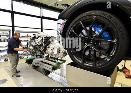 ©PHOTOPQR/L'EST REPUBLICAIN ; CONSTRUCTEUR AUTOMOBILE - BUGATTI - LUXE - SPORT - INNOVATIONS TECHNIQUES - USINE D'ASSEMBLAGE - MOTEUR - BAS RHIN - ALSACE. Molsheim 15 novembre 2018. Usine d'assemblage de la Bugatti Chiron à Molsheim. Bugatti est un constructeur automobile français filiale du groupe allemand Volkswagen AG. Fondée en 1909 par le constructeur franco-italien Ettore Bugatti. PHOTO Alexandre MARCHI. - Molsheim, France, novembre 15t 2018 - usine de Bugatti Banque D'Images