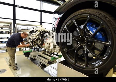 ©PHOTOPQR/L'EST REPUBLICAIN ; CONSTRUCTEUR AUTOMOBILE - BUGATTI - LUXE - SPORT - INNOVATIONS TECHNIQUES - USINE D'ASSEMBLAGE - MOTEUR - BAS RHIN - ALSACE. Molsheim 15 novembre 2018. Usine d'assemblage de la Bugatti Chiron à Molsheim. Bugatti est un constructeur automobile français filiale du groupe allemand Volkswagen AG. Fondée en 1909 par le constructeur franco-italien Ettore Bugatti. PHOTO Alexandre MARCHI. - Molsheim, France, novembre 15t 2018 - usine de Bugatti Banque D'Images