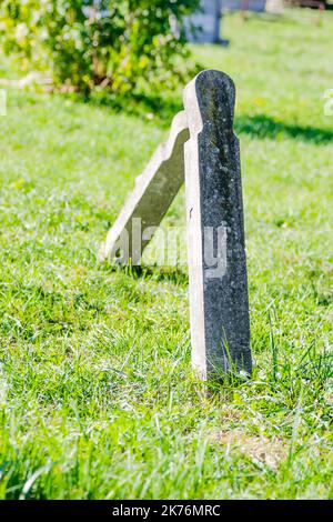 L'ancien cimetière militaire de Tranžament, Petrovaradin. Une vue panoramique de l'ancien identique, négligé béton graveestone croix de l'armée ce Banque D'Images