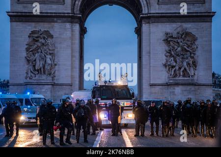 Les personnes portant la Vest jaune font face aux forces de police près des champs Elysées lors de leur manifestation à Paris, en France, sur 29 décembre 2018. Les « gilets jaunes » sont un mouvement de protestation, qui n'aurait aucune affiliation politique, qui poursuit les protestations dans tout le pays au sujet des prix élevés du carburant. Banque D'Images