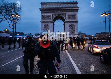 Les personnes portant la Vest jaune font face aux forces de police près des champs Elysées lors de leur manifestation à Paris, en France, sur 29 décembre 2018. Les « gilets jaunes » sont un mouvement de protestation, qui n'aurait aucune affiliation politique, qui poursuit les protestations dans tout le pays au sujet des prix élevés du carburant. Banque D'Images