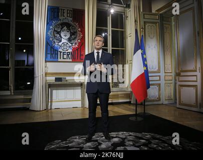 Le président français Emmanuel Macron, gestuelle alors qu'il pose pour une photographie après l'enregistrement de son discours du nouvel an à l'Elysée Palace, à Paris, le lundi 31 décembre 2018. Banque D'Images