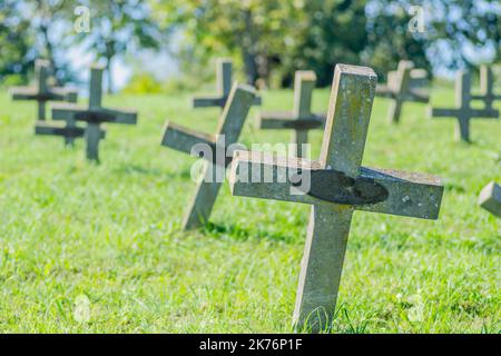 L'ancien cimetière militaire de Tranžament, Petrovaradin. Une vue panoramique de l'ancien identique, négligé béton graveestone croix de l'armée ce Banque D'Images