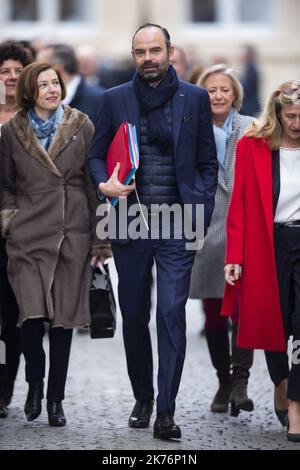 Le Premier ministre français Edouard Philippe avec le ministre français de l'intérieur Christophe Castaner quitte le ministre de l'intérieur à Paris à propos de 4 janvier 2019. Banque D'Images