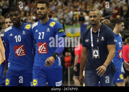 L'entraîneur Didier Dinart , Adrien Dipanda et Dika Mem (France) pendant le Championnat du monde 2019 de l'IHF, Group A handball match entre l'Allemagne et la France sur 15 janvier 2019 à l'arène Mercedes-Benz à Berlin, Allemagne Banque D'Images