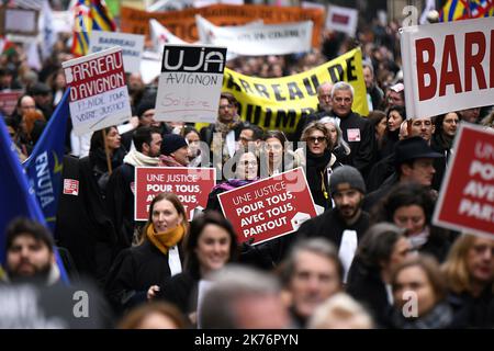 Des milliers d'avocats, de magistrats et de greffiers ont défilé à Paris pour exiger la « justice de proximité » et la suspension immédiate du contrôle parlementaire de la réforme du gouvernement. Manifestation nationale, à l'appel de tous les barreaux de France et d'une interUnion de professionnels de la justice. Paris, 15 janvier 2018. Banque D'Images