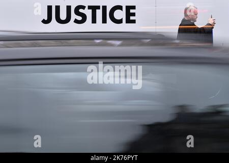 Des milliers d'avocats, de magistrats et de greffiers ont défilé à Paris pour exiger la « justice de proximité » et la suspension immédiate du contrôle parlementaire de la réforme du gouvernement. Manifestation nationale, à l'appel de tous les barreaux de France et d'une interUnion de professionnels de la justice. Paris, 15 janvier 2018. Banque D'Images