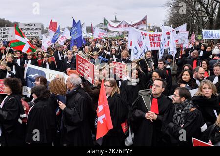 Des milliers d'avocats, de magistrats et de greffiers ont défilé à Paris pour exiger la « justice de proximité » et la suspension immédiate du contrôle parlementaire de la réforme du gouvernement. Manifestation nationale, à l'appel de tous les barreaux de France et d'une interUnion de professionnels de la justice. Paris, 15 janvier 2018. Banque D'Images