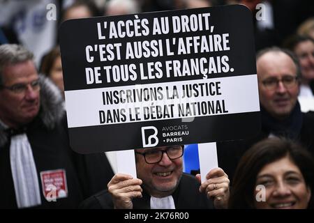 Des milliers d'avocats, de magistrats et de greffiers ont défilé à Paris pour exiger la « justice de proximité » et la suspension immédiate du contrôle parlementaire de la réforme du gouvernement. Manifestation nationale, à l'appel de tous les barreaux de France et d'une interUnion de professionnels de la justice. Paris, 15 janvier 2018. Banque D'Images