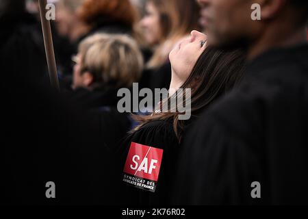 Des milliers d'avocats, de magistrats et de greffiers ont défilé à Paris pour exiger la « justice de proximité » et la suspension immédiate du contrôle parlementaire de la réforme du gouvernement. Manifestation nationale, à l'appel de tous les barreaux de France et d'une interUnion de professionnels de la justice. Paris, 15 janvier 2018. Banque D'Images