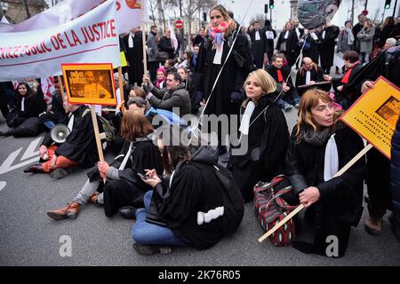 Des milliers d'avocats, de magistrats et de greffiers ont défilé à Paris pour exiger la « justice de proximité » et la suspension immédiate du contrôle parlementaire de la réforme du gouvernement. Manifestation nationale, à l'appel de tous les barreaux de France et d'une interUnion de professionnels de la justice. Paris, 15 janvier 2018. Banque D'Images