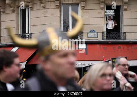 Des milliers d'avocats, de magistrats et de greffiers ont défilé à Paris pour exiger la « justice de proximité » et la suspension immédiate du contrôle parlementaire de la réforme du gouvernement. Manifestation nationale, à l'appel de tous les barreaux de France et d'une interUnion de professionnels de la justice. Paris, 15 janvier 2018. Banque D'Images