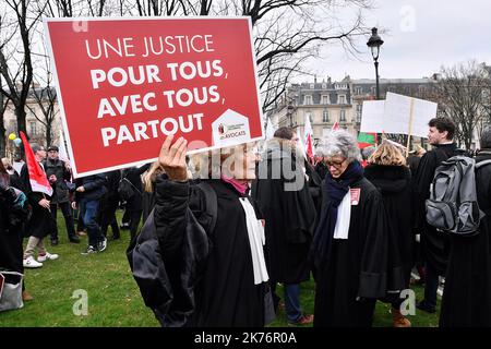 Des milliers d'avocats, de magistrats et de greffiers ont défilé à Paris pour exiger la « justice de proximité » et la suspension immédiate du contrôle parlementaire de la réforme du gouvernement. Manifestation nationale, à l'appel de tous les barreaux de France et d'une interUnion de professionnels de la justice. Paris, 15 janvier 2018. Banque D'Images