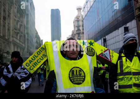 Samedi, 19 janvier 2019, plus de 8 000 personnes se sont rassemblées à Paris pour manifester dans le cadre de l'Acte 10 du mouvement des gilets jaunes. La manifestation a eu lieu dans une atmosphère calme, à l'exception de quelques affrontements vers la fin Banque D'Images