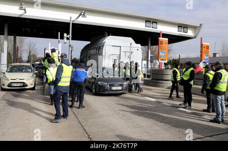 ©PHOTOPQR/LE DAUPHINE ; Stéphane Marc / le Dauphine libéré / Photoqr Loriol-sur-Drôme le 26/01/2019 les dorés Drômois sont tous marqués à la rencontre du maire de Loriol, Claude Aurias et se réjouissent des dorures au moment de la libération du poulet. - 2019/01/26. France : protestation des gilets jaunes, loi 11. Les manifestants de Gilets 26Jaunes (Yellow Vest) se rassemblent dans toute la France après que le président français ait lancé son « Grand débat national ». Banque D'Images