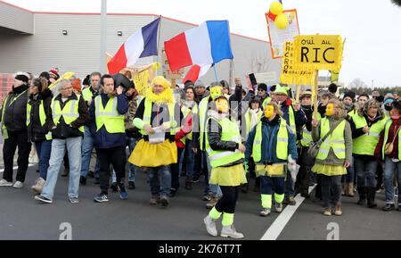 ©PHOTOPQR/LE DAUPHINE ; Stéphane Marc / le Dauphine libéré / Photoqr Loriol-sur-Drôme le 26/01/2019 les dorés Drômois sont tous marqués à la rencontre du maire de Loriol, Claude Aurias et se réjouissent des dorures au moment de la libération du poulet. - 2019/01/26. France : protestation des gilets jaunes, loi 11. Les manifestants de Gilets 26Jaunes (Yellow Vest) se rassemblent dans toute la France après que le président français ait lancé son « Grand débat national ». Banque D'Images