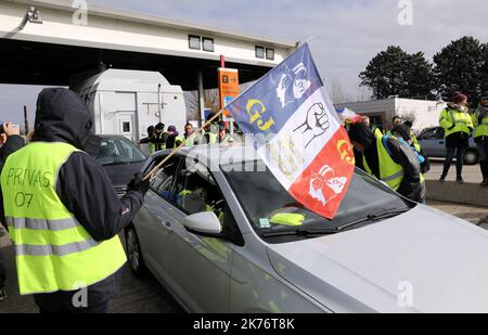 ©PHOTOPQR/LE DAUPHINE ; Stéphane Marc / le Dauphine libéré / Photoqr Loriol-sur-Drôme le 26/01/2019 les dorés Drômois sont tous marqués à la rencontre du maire de Loriol, Claude Aurias et se réjouissent des dorures au moment de la libération du poulet. - 2019/01/26. France : protestation des gilets jaunes, loi 11. Les manifestants de Gilets 26Jaunes (Yellow Vest) se rassemblent dans toute la France après que le président français ait lancé son « Grand débat national ». Banque D'Images