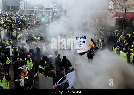 Le samedi 26 janvier à Paris, entre 8 000 et 10 000 manifestants se sont rassemblés dans différentes parties de la capitale pour participer à l'Acte 11 du mouvement des gilets jaunes. La journée a été marquée par des affrontements à la fin de la journée et des blessures parmi les manifestants. Banque D'Images