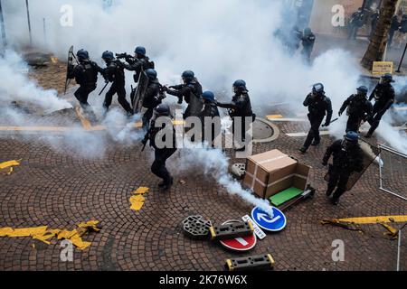 Le samedi 26 janvier à Paris, entre 8 000 et 10 000 manifestants se sont rassemblés dans différentes parties de la capitale pour participer à l'Acte 11 du mouvement des gilets jaunes. La journée a été marquée par des affrontements à la fin de la journée et des blessures parmi les manifestants. Banque D'Images