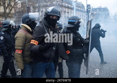 Le samedi 26 janvier à Paris, entre 8 000 et 10 000 manifestants se sont rassemblés dans différentes parties de la capitale pour participer à l'Acte 11 du mouvement des gilets jaunes. La journée a été marquée par des affrontements à la fin de la journée et des blessures parmi les manifestants. Banque D'Images