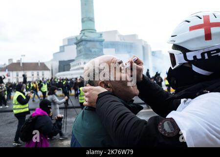 Le samedi 26 janvier à Paris, entre 8 000 et 10 000 manifestants se sont rassemblés dans différentes parties de la capitale pour participer à l'Acte 11 du mouvement des gilets jaunes. La journée a été marquée par des affrontements à la fin de la journée et des blessures parmi les manifestants. Banque D'Images