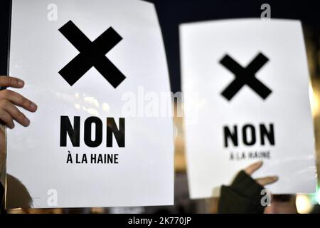 ©PHOTOPQR/L'EST REPUBLICAIN ; SOCIETE - ASSEMBLAGE CONTRE L'ANTISEMITISME EN FRANCE - ACTES ANTISEMITES - RACISME - JUIFS - ANTISIONISME - SIONISME. Nancy 19 février 2019. Des personnes tiennent des crêpes avec les inscriptions 'NON à la haine' lors du rassemblement de 2500 à 3000 personnes sur la place Simone Veil à Nancy pour dire NON à l'antimétisme (#jedisNON) après les actes antizémites qui ont été fractées la France. PHOTO Alexandre MARCHI. - Jour d'une marche nationale contre une montée des attaques antisémites. Banque D'Images