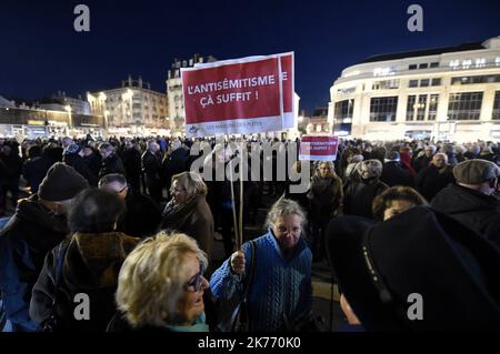 ©PHOTOPQR/L'EST REPUBLICAIN ; SOCIETE - ASSEMBLAGE CONTRE L'ANTISEMITISME EN FRANCE - ACTES ANTISEMITES - RACISME - JUIFS - ANTISIONISME - SIONISME. Nancy 19 février 2019. Une crêpe avec l'inscription « l'antimétimite ça suffit ! » Lors du rassemblement de 2500 à 3000 personnes sur la place Simone Veil à Nancy pour dire NON à l'antimétimite (#jedisNON) après les actes antithémites qui ont lieu la France. PHOTO Alexandre MARCHI. - Jour d'une marche nationale contre une montée des attaques antisémites. Banque D'Images