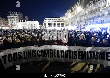 ©PHOTOPQR/L'EST REPUBLICAIN ; SOCIETE - ASSEMBLAGE CONTRE L'ANTISEMITISME EN FRANCE - ACTES ANTISEMITES - RACISME - JUIFS - ANTISIONISME - SIONISME. Nancy 19 février 2019. Les unités et les villes derrière une même bande passante 'tous unis contre l'antimétimite' lors du rassemblement de 2500 à 3000 personnes sur la place Simone Veil à Nancy pour dire NON à l'antimétimite (#jedisNON) après les actes antimétiquesqui ont la France. PHOTO Alexandre MARCHI. - Jour d'une marche nationale contre une montée des attaques antisémites. Banque D'Images