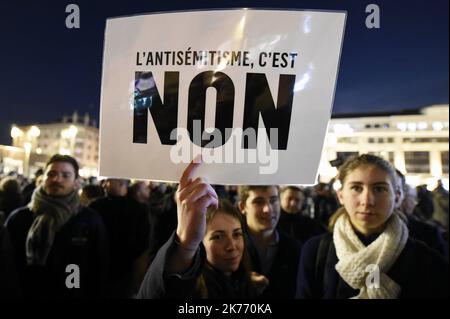 ©PHOTOPQR/L'EST REPUBLICAIN ; SOCIETE - ASSEMBLAGE CONTRE L'ANTISEMITISME EN FRANCE - ACTES ANTISEMITES - RACISME - JUIFS - ANTISIONISME - SIONISME. Nancy 19 février 2019. Une crêpe avec l'inscription 'l'antimétimite n'est PAS' lors du rassemblement de 2500 à 3000 personnes sur la place Simone Veil à Nancy dire pour NE PAS être à l'antimétimite (#jedisNON) après les actes antithémites qui ont fait l'objet d'un appel à la France. PHOTO Alexandre MARCHI. - Jour d'une marche nationale contre une montée des attaques antisémites. Banque D'Images