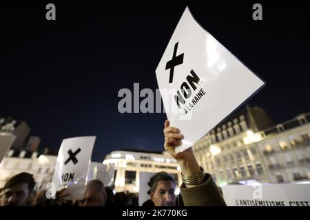 ©PHOTOPQR/L'EST REPUBLICAIN ; SOCIETE - ASSEMBLAGE CONTRE L'ANTISEMITISME EN FRANCE - ACTES ANTISEMITES - RACISME - JUIFS - ANTISIONISME - SIONISME. Nancy 19 février 2019. Des personnes tiennent des crêpes avec les inscriptions 'NON à la haine' lors du rassemblement de 2500 à 3000 personnes sur la place Simone Veil à Nancy pour dire NON à l'antimétisme (#jedisNON) après les actes antizémites qui ont été fractées la France. PHOTO Alexandre MARCHI. - Jour d'une marche nationale contre une montée des attaques antisémites. Banque D'Images