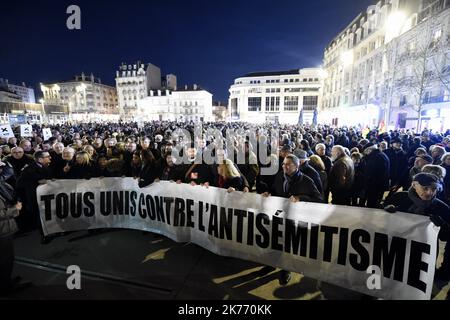 ©PHOTOPQR/L'EST REPUBLICAIN ; SOCIETE - ASSEMBLAGE CONTRE L'ANTISEMITISME EN FRANCE - ACTES ANTISEMITES - RACISME - JUIFS - ANTISIONISME - SIONISME. Nancy 19 février 2019. Les unités et les villes derrière une même bande passante 'tous unis contre l'antimétimite' lors du rassemblement de 2500 à 3000 personnes sur la place Simone Veil à Nancy pour dire NON à l'antimétimite (#jedisNON) après les actes antimétiquesqui ont la France. PHOTO Alexandre MARCHI. - Jour d'une marche nationale contre une montée des attaques antisémites. Banque D'Images