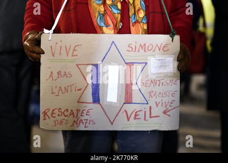 ©PHOTOPQR/L'EST REPUBLICAIN ; SOCIETE - ASSEMBLAGE CONTRE L'ANTISEMITISME EN FRANCE - ACTES ANTISEMITES - RACISME - JUIFS - ANTISIONISME - SIONISME. Nancy 19 février 2019. Une personne âgée tient un panneau avec l'inscription 'vive Simone - A bas l'antimétimite, Raciste - vive Veil rescapée des naziss' lors du rassemblement de 2500 à 3000 personnes sur la place Simone Veil à Nancy pour dire NON à l'antimétimite (#jedisNON) après les actes antisémites qui ont lieu à la France. PHOTO Alexandre MARCHI. - Jour d'une marche nationale contre une montée des attaques antisémites. Banque D'Images