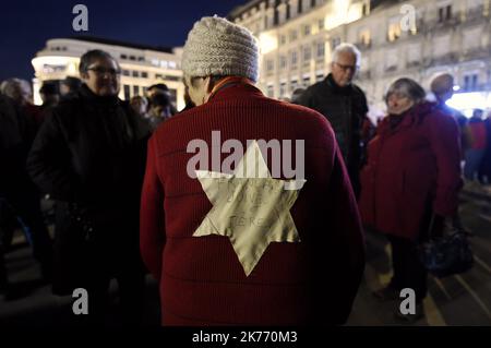 ©PHOTOPQR/L'EST REPUBLICAIN ; SOCIETE - ASSEMBLAGE CONTRE L'ANTISEMITISME EN FRANCE - ACTES ANTISEMITES - RACISME - JUIFS - ANTISIONISME - SIONISME. Nancy 19 février 2019. Une personne âgée porte une étoile jaune cousue dans les dos de son tirer avec l'inscription « française, Juive et Fière... » Lors du rassemblement de 2500 à 3000 personnes sur la place Simone Veil à Nancy pour dire NON à l'antimétimite (#jedisNON) après les actes antithémites qui ont lieu la France. PHOTO Alexandre MARCHI. - Jour d'une marche nationale contre une montée des attaques antisémites. Banque D'Images