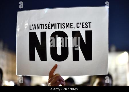 ©PHOTOPQR/L'EST REPUBLICAIN ; SOCIETE - ASSEMBLAGE CONTRE L'ANTISEMITISME EN FRANCE - ACTES ANTISEMITES - RACISME - JUIFS - ANTISIONISME - SIONISME. Nancy 19 février 2019. Une crêpe avec l'inscription 'l'antimétimite n'est PAS' lors du rassemblement de 2500 à 3000 personnes sur la place Simone Veil à Nancy dire pour NE PAS être à l'antimétimite (#jedisNON) après les actes antithémites qui ont fait l'objet d'un appel à la France. PHOTO Alexandre MARCHI. - Jour d'une marche nationale contre une montée des attaques antisémites. Banque D'Images