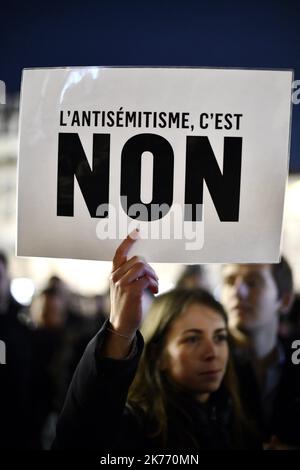 ©PHOTOPQR/L'EST REPUBLICAIN ; SOCIETE - ASSEMBLAGE CONTRE L'ANTISEMITISME EN FRANCE - ACTES ANTISEMITES - RACISME - JUIFS - ANTISIONISME - SIONISME. Nancy 19 février 2019. Une crêpe avec l'inscription 'l'antimétimite n'est PAS' lors du rassemblement de 2500 à 3000 personnes sur la place Simone Veil à Nancy dire pour NE PAS être à l'antimétimite (#jedisNON) après les actes antithémites qui ont fait l'objet d'un appel à la France. PHOTO Alexandre MARCHI. - Jour d'une marche nationale contre une montée des attaques antisémites. Banque D'Images