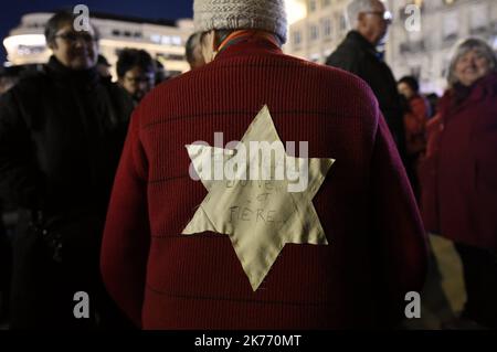 ©PHOTOPQR/L'EST REPUBLICAIN ; SOCIETE - ASSEMBLAGE CONTRE L'ANTISEMITISME EN FRANCE - ACTES ANTISEMITES - RACISME - JUIFS - ANTISIONISME - SIONISME. Nancy 19 février 2019. Une personne âgée porte une étoile jaune cousue dans les dos de son tirer avec l'inscription « française, Juive et Fière... » Lors du rassemblement de 2500 à 3000 personnes sur la place Simone Veil à Nancy pour dire NON à l'antimétimite (#jedisNON) après les actes antithémites qui ont lieu la France. PHOTO Alexandre MARCHI. - Jour d'une marche nationale contre une montée des attaques antisémites. Banque D'Images