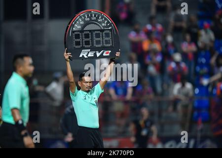 Bangkok, Thaïlande. 16th octobre 2022. Phairot Bunkamnoed de Referee en action pendant le match de la Thai Premier League 2022 entre Port FC et Lampang FC au stade PAT. Score final; Port FC 2:1 Lampang FC crédit: SOPA Images Limited/Alay Live News Banque D'Images