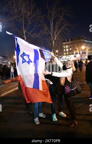 Rassemblement unitaire de 14 partis politiques contre l'antisémitisme place de la république. Banque D'Images