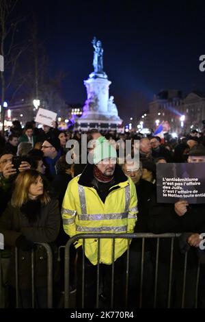 Rassemblement unitaire de 14 partis politiques contre l'antisémitisme place de la république. Banque D'Images