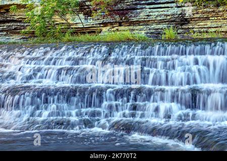 Une chute d'eau à gradins incroyablement belle prise de vue avec une vitesse d'obturation lente pour capturer le mouvement coule le long de la rivière vers une plus grande cascade dans les Burges du Tennessee Banque D'Images