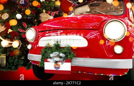 La voiture rouge du nouvel an avec le drapeau de la Polynésie française sur fond de Noël coloré Banque D'Images