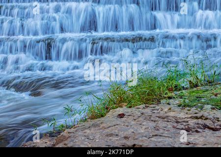 Une chute d'eau à gradins incroyablement belle prise de vue avec une vitesse d'obturation lente pour capturer le mouvement coule le long de la rivière vers une plus grande cascade dans les Burges du Tennessee Banque D'Images