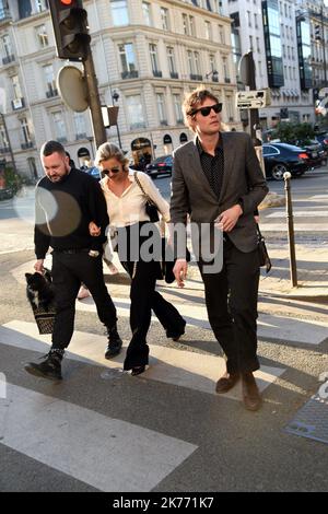 Kate Moss est vue dehors et sur à Paris, France Banque D'Images